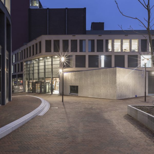 Buitenkant Theater Kerkrade bij nacht