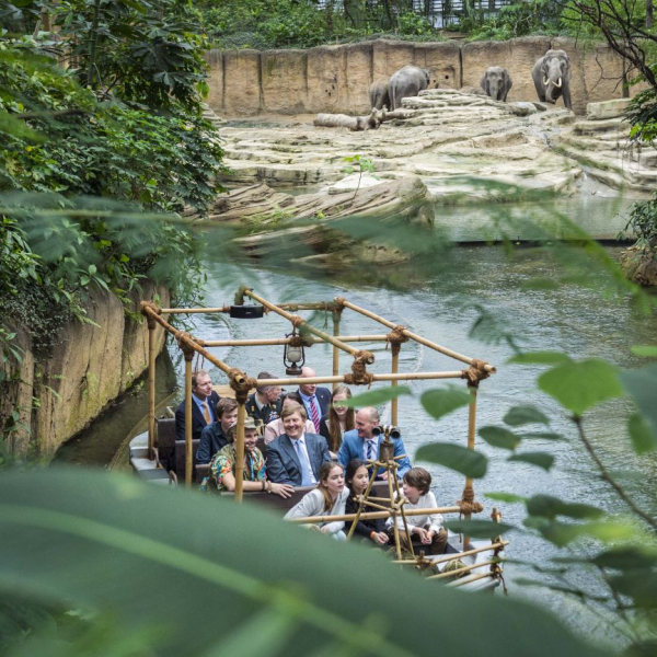 Bootje in Wildlands met o.a. koning en koningin tijdens opening