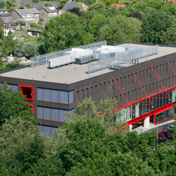 Zorgacademie Parkstad van boven, tussen de bomen