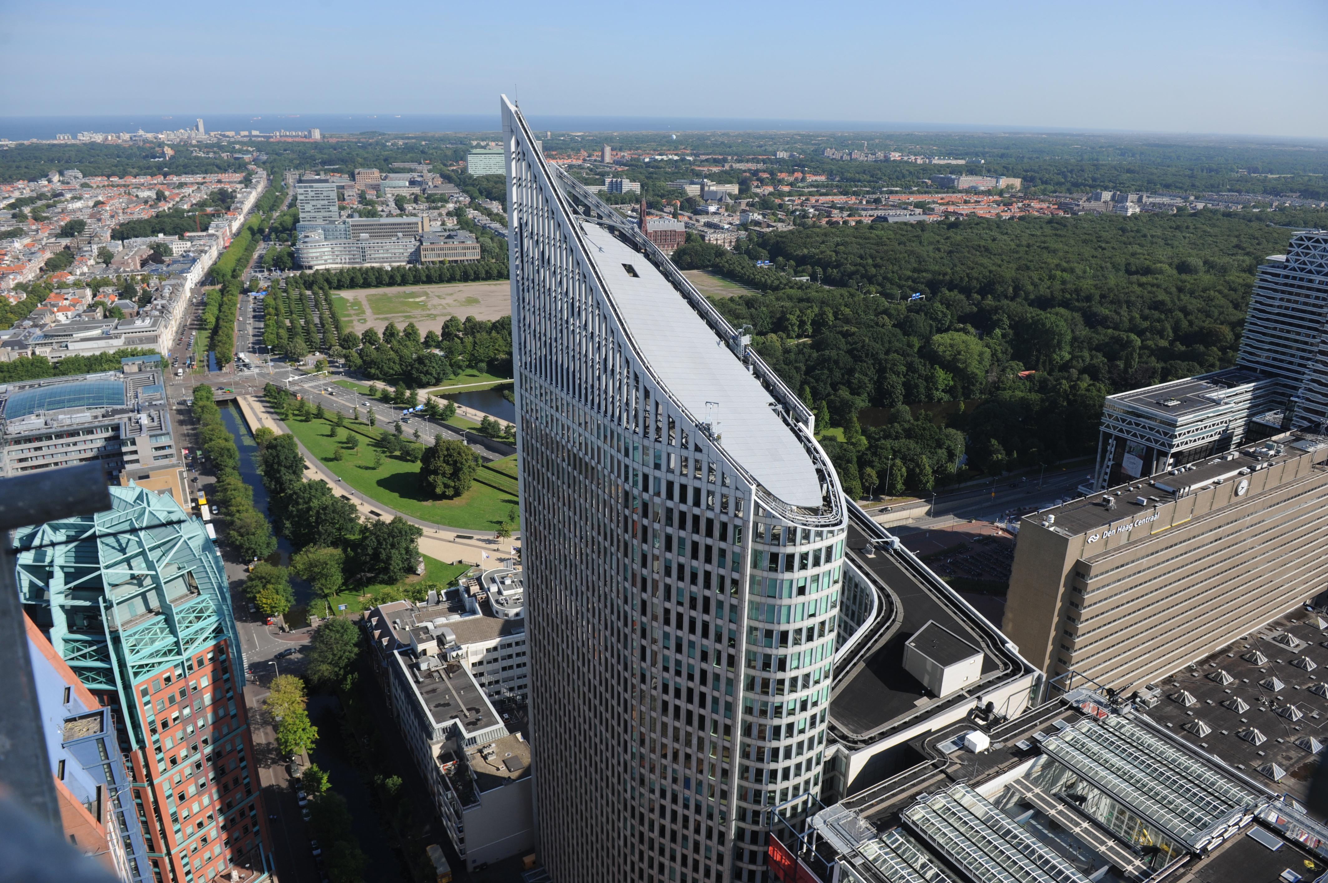 Bovenaanzicht van de Hoftoren in Den Haag